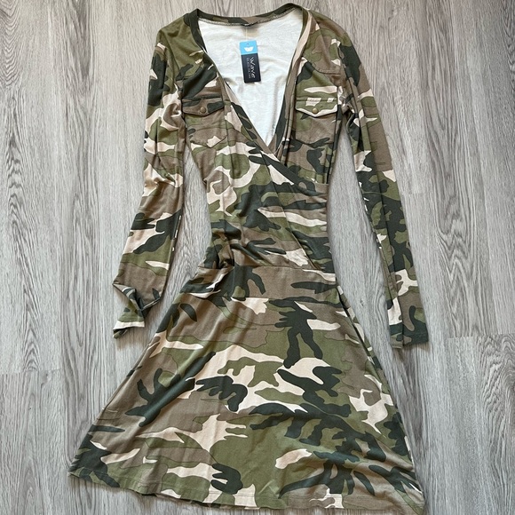 New army feminine dress that accentuate the waist - Picture 1 of 3